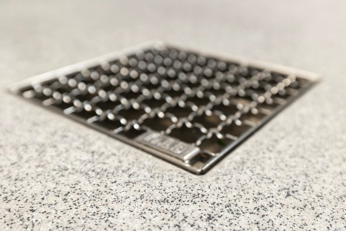 Floor coating with drainage shaft