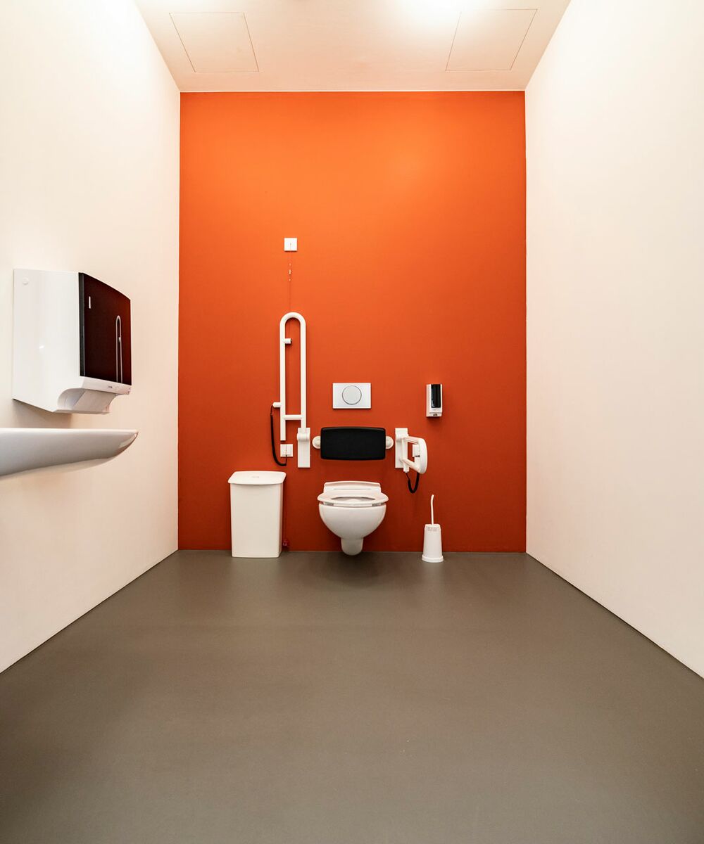 Wall coating in sanitary facilities