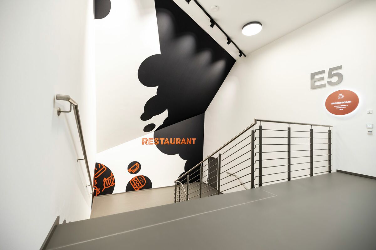 The wall and the stairs are seamlessly coated