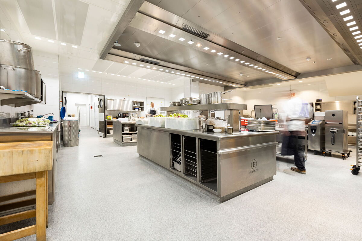 Crack-bridging floor coating for kitchens with waterproofing